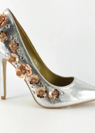 Блестящие нереальные серебряные серебристые туфли с золотыми пайетками-цветами3 фото
