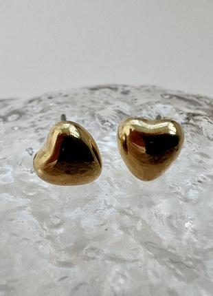 Сережки-гвоздики с сердечком из метала золото5 фото