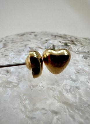 Сережки-гвоздики с сердечком из метала золото7 фото