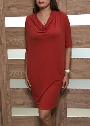 Червона сукня