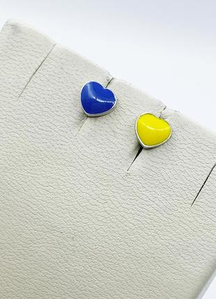 Сережки-пусеты серебряные с ювелирной эмалью "сердце" 1,15 г