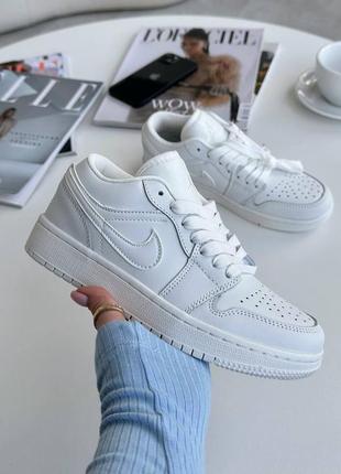 Жіночі кросівки nike jordan low white1 фото