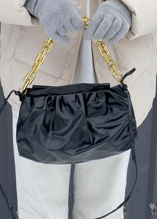 Женская сумка пельмень с пластмассовой цепочкой черная