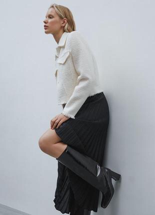 Чоботи-труби з широкими халявами чорні estro