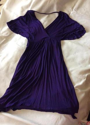 Приваблива сукня фіолетового кольору з відкритою спиною