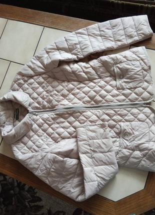 Легкая,но тёплая курточка,новая, ориентировочно на 46размер,тянется