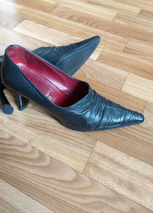 Закрытые туфли vero cuoio (италия)