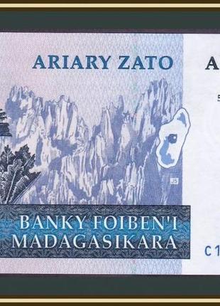 Мадагаскар 100 ариари (500 франков) 2004  unc  №797