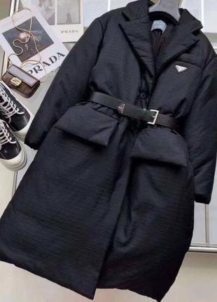 Жіноче чорне пальто prada