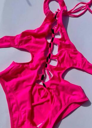 Слитный женский розовый купальник со шнуровкой спереди4 фото