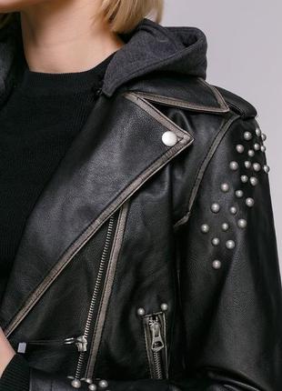 Укороченная куртка косуха с эффектом потертостей zara с заклепками штучно состаренный стиль потертая размер xs кожанка в байкерская10 фото