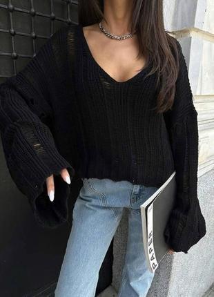Чорний модний светр