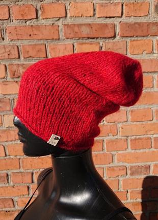 Тепла червона шапка біні з італійського мохеру1 фото