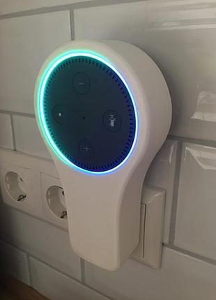 На розетку компактное крепление amazon echo dot v1