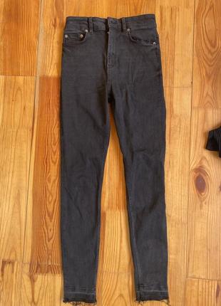 Темно-серые джинсы