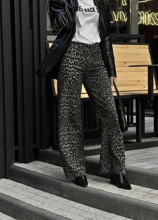Трендовые джинсы леопард1 фото