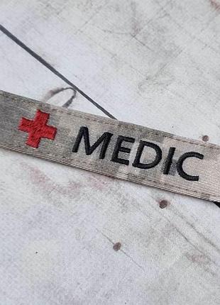 Шеврон медика (шеврон medic) на світлому пікселі