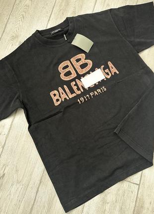 Футболка balenciata