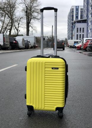 Чемодан из противоударного пластика маленький для ручной клади 4-х сьемных колесах желтый