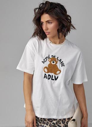 Трикотажна футболка з фактурним ведмедиком та написом3 фото
