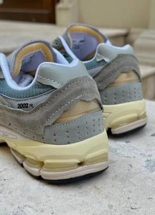 Женские кроссовки nb 2002r gore-tex wheat8 фото