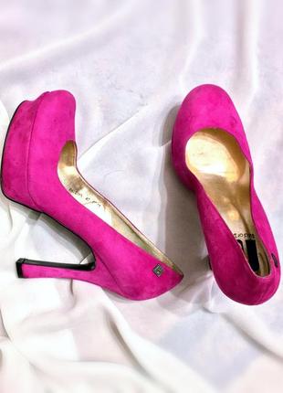Яркие туфли на высоком каблуке цвета фуксии3 фото