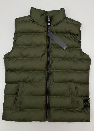 Мужская стеганая жилетка в стиле stone island стон айленд хаки олива темно зеленая демисезонная безрукавка жилет мужской темно зеленый s-xxl