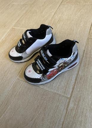 Кроссовки с миганием света