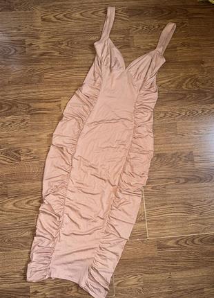 Базовое нюдовое платье с драпировкой5 фото