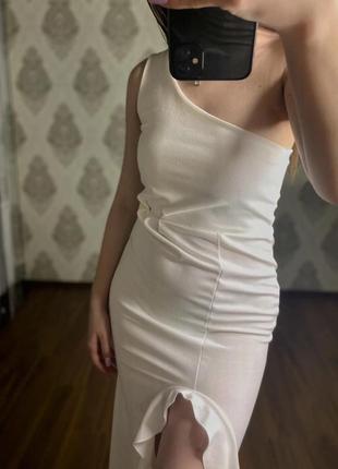 Белое платье на одно плечо с рюшами 🤍5 фото