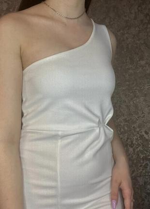 Біла сукня на одне плече з рюшами 🤍2 фото