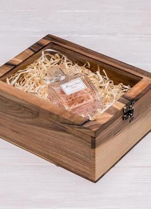 Подарункова коробочка з дерев'яною кришкою для пакування подарунка з персональним гравіюванням