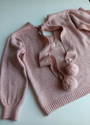 Красивый стильный оригинальный теплый свитер с завязочками - бубонами по спинке