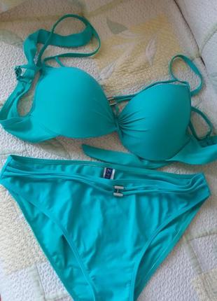 Раздельный купальник красивого зеленого цвета 46 размера.
