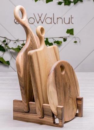 Дерев'яна підставка органайзер тримач для кухонних обробних дощок з дерева з гравіюванням1 фото
