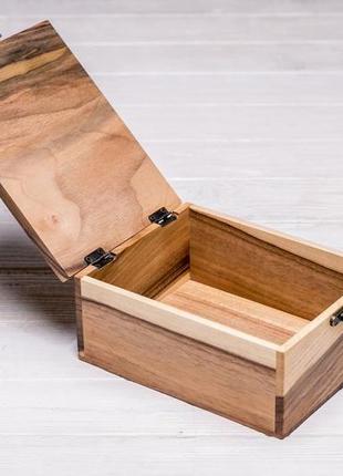 Коробочка из дерева для вручения подарка с гравировкой логотипом деревянная подарочная шкатулка7 фото