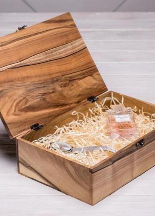 Дерев'яна коробочка для вручення подарунка коробка з дерева з персональним гравіюванням логотипом