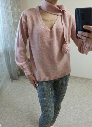Гарний стильний оригінальний теплий светр з зав'язочками - бубонами по спинці3 фото