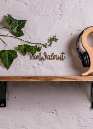 Настінна дерев'яна полиця з живим краєм із металевими кріпленнями з дерева лакована на...