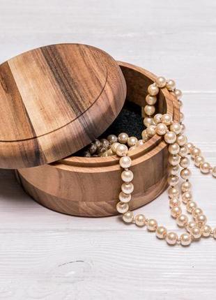 Круглая деревянная шкатулка коробочка для украшений ручной работы из древесины ореха с гравировкой6 фото