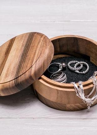 Круглая деревянная шкатулка коробочка для украшений ручной работы из древесины ореха с гравировкой5 фото
