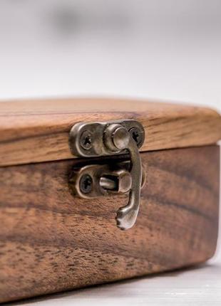 Шкатулка коробочка аксессуар для обручальных колец на свадьбу из дерева с персональной гравировкой6 фото