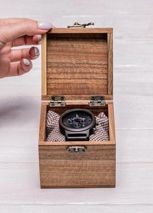 Коробочка скринька органайзер для зберігання годинників на ремінці з гравіюванням логотипом з дерева1 фото