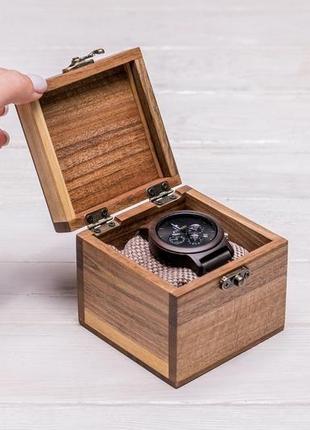 Коробочка скринька органайзер для зберігання годинників на ремінці з гравіюванням логотипом з дерева2 фото