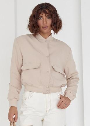 Жіноча куртка-бомбер з накладними кишенями — бежевий колір, l (є розміри)8 фото