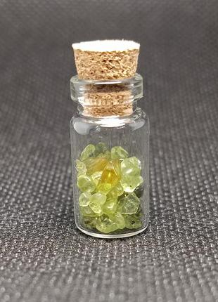 Хризоліт (перидот), натуральний камінь у пляшечці 2 см, для медитації та декору1 фото