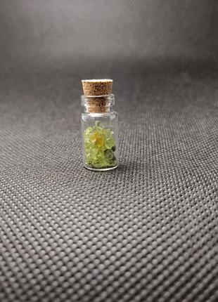 Хризоліт (перидот), натуральний камінь у пляшечці 2 см, для медитації та декору6 фото