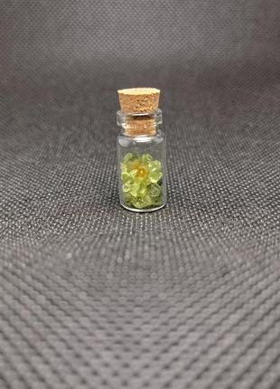 Хризоліт (перидот), натуральний камінь у пляшечці 2 см, для медитації та декору7 фото