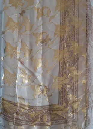 Очень красивый и нарядный платок с элементами парчи.