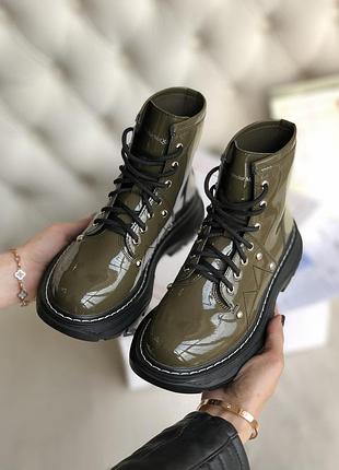 Шикарні жіночі черевики alexander mcqueen tread slick boots шкіра демісезонні хакі
